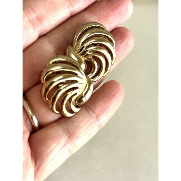 Vintage Monet Light Gold Fan Shaped Clip On Earrings - Picture 3 of 5